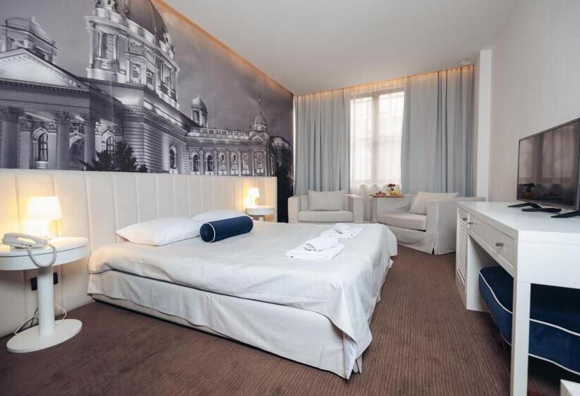 اتاق سوپریور, Passport