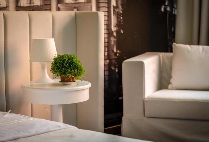 اتاق سوپریور, Passport