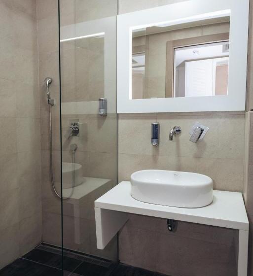 اتاق سوپریور, Passport