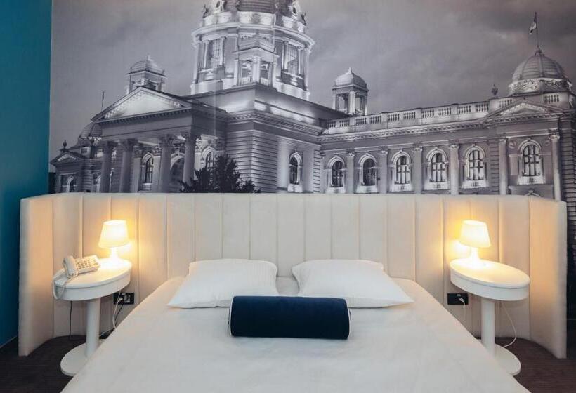 اتاق سوپریور, Passport