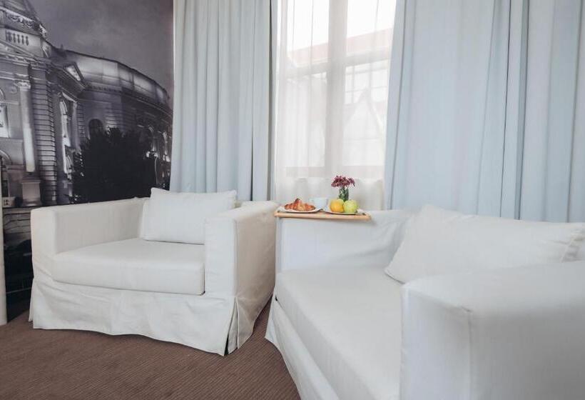 اتاق سوپریور, Passport