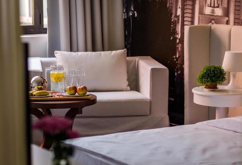 اتاق سوپریور, Passport