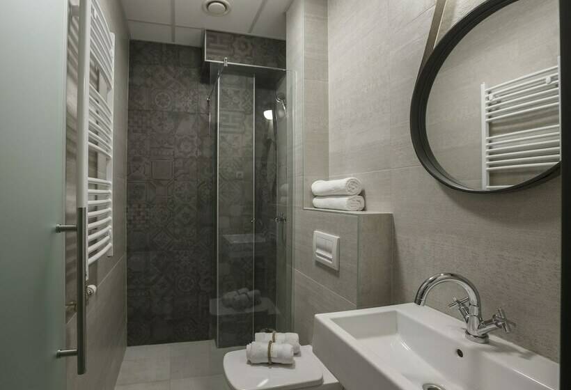 اتاق اکونومی, Savamala B&b