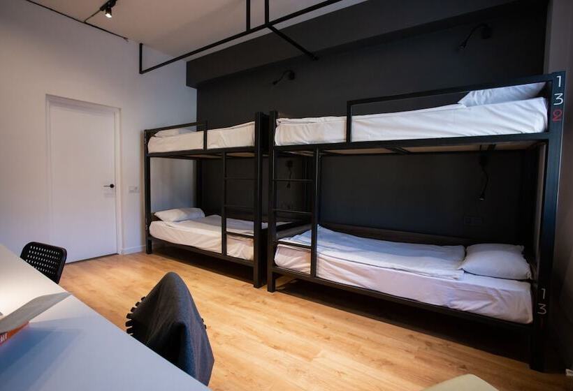 تختخواب در اتاق مشترک, Kantar Hostel