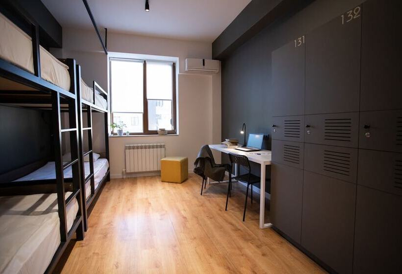 تختخواب در اتاق مشترک, Kantar Hostel
