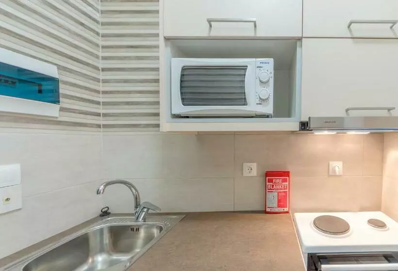 استودیوی لوکس, Chandris Apartments