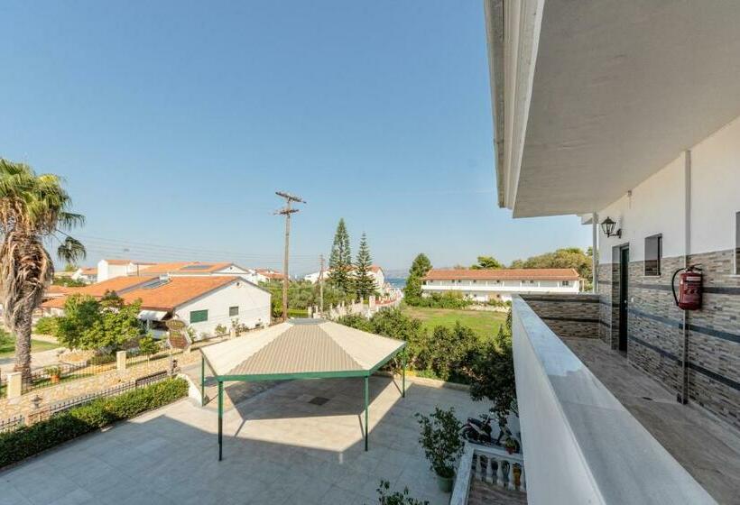 디럭스 스튜디오, Chandris Apartments