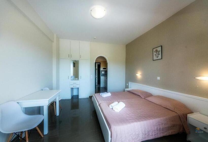 디럭스 스튜디오, Chandris Apartments