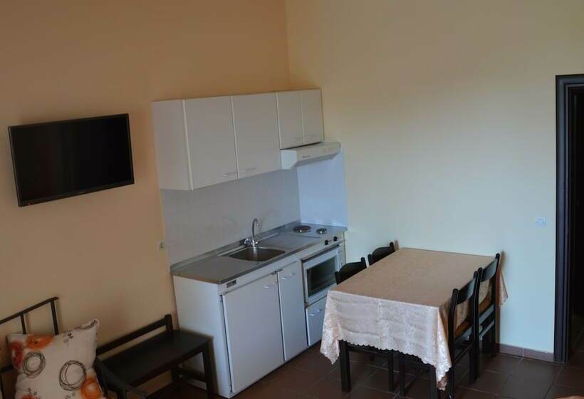 家庭公寓, Diamond Palace Apartments