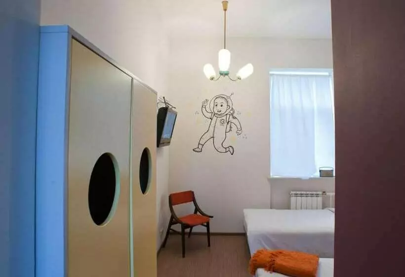 اتاق استاندارد, Hostel Friends Graffiti