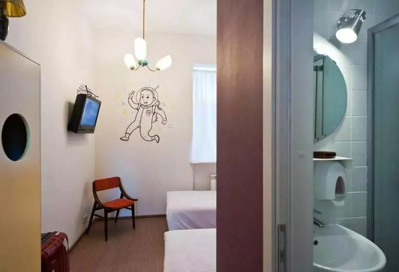 اتاق استاندارد, Hostel Friends Graffiti