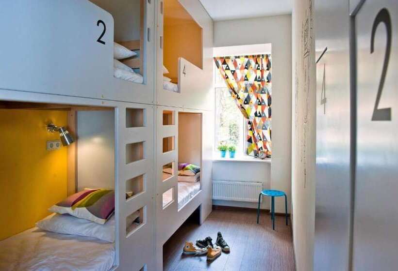 מיטה בחדר משותף, Hostel Friends Graffiti