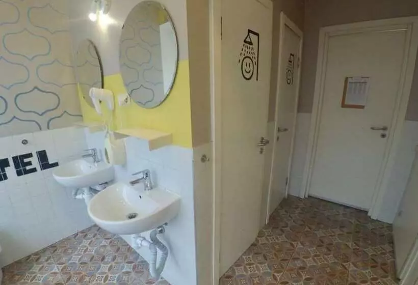 اتاق استاندارد با تخت‌های تاشو, Hostel Friends Graffiti