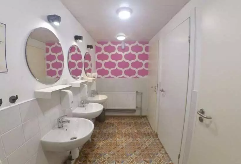 اتاق استاندارد با تخت‌های تاشو, Hostel Friends Graffiti