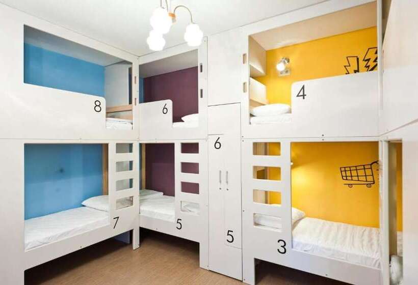 מיטה בחדר משותף, Hostel Friends Graffiti