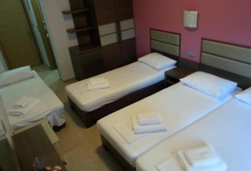 غرفة عائلية, Epavlis Eleftheriadi