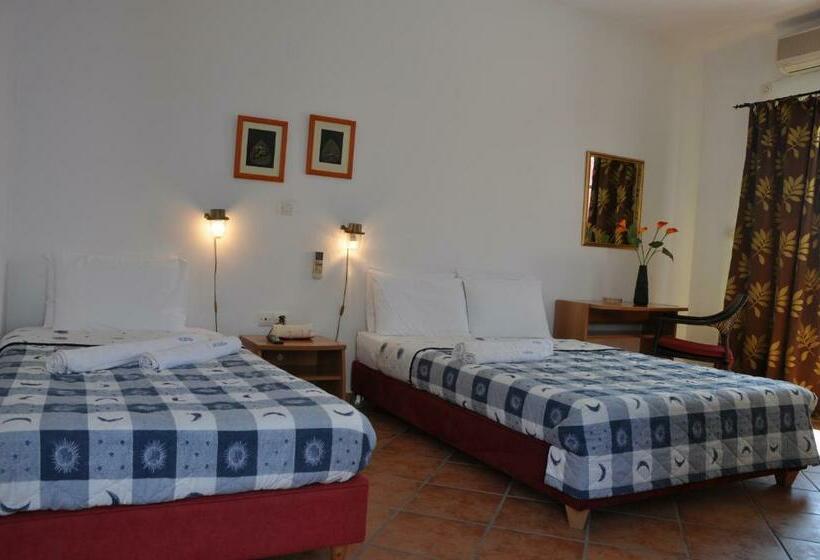 プールの見えるスタンダードトリプルルーム, Quartano Suites By Heliessa, Adults Only