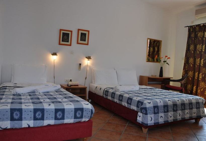 プールの見えるスタンダードトリプルルーム, Quartano Suites By Heliessa, Adults Only