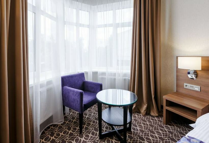 商务房间, Raymond