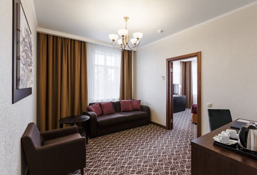 小型套房, Raymond