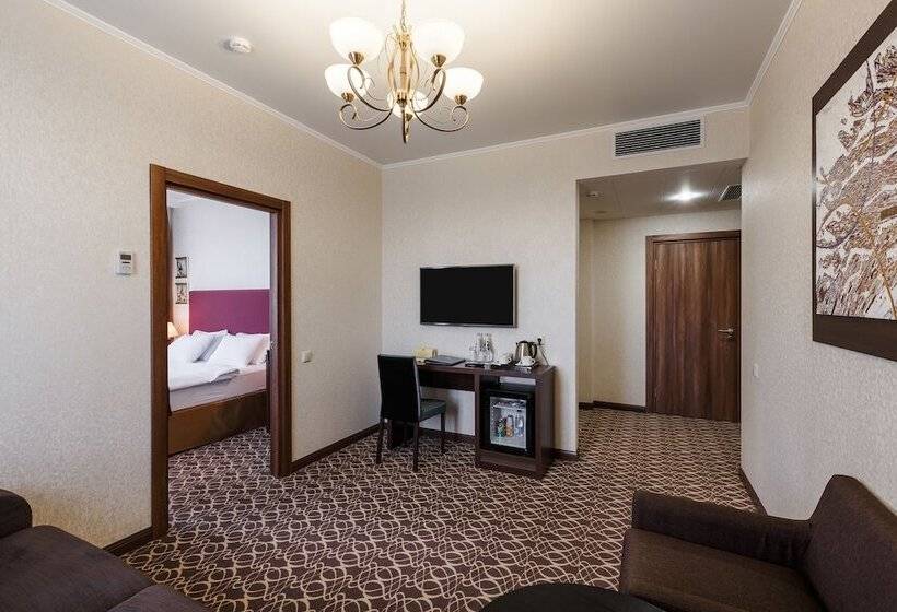 小型套房, Raymond