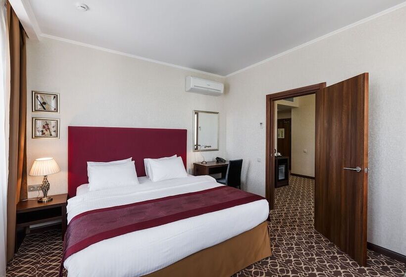 小型套房, Raymond