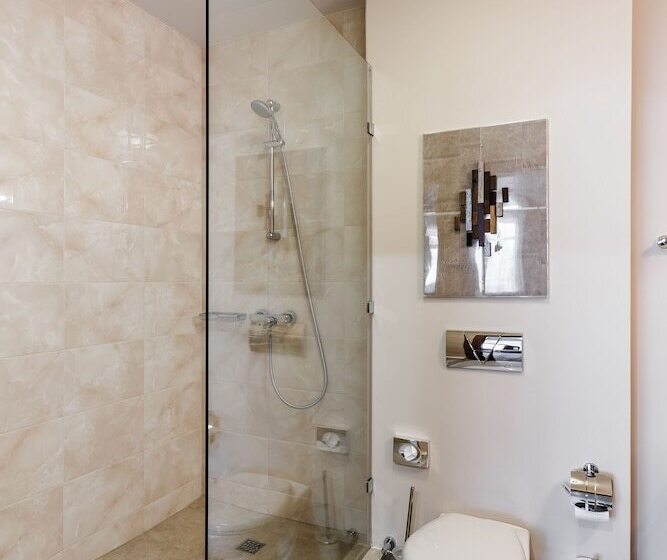 带阳台套房, Raymond