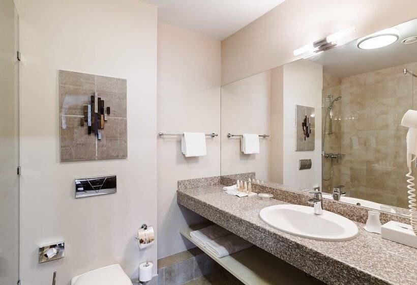 带阳台套房, Raymond