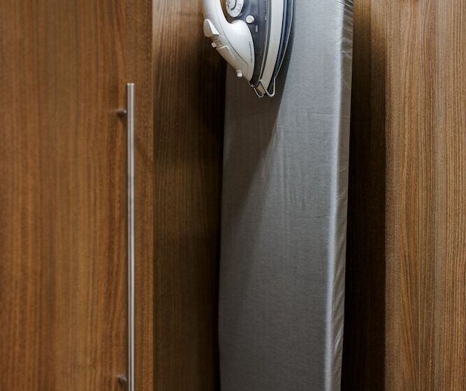 带阳台套房, Raymond