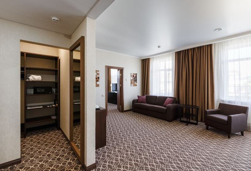 带阳台套房, Raymond