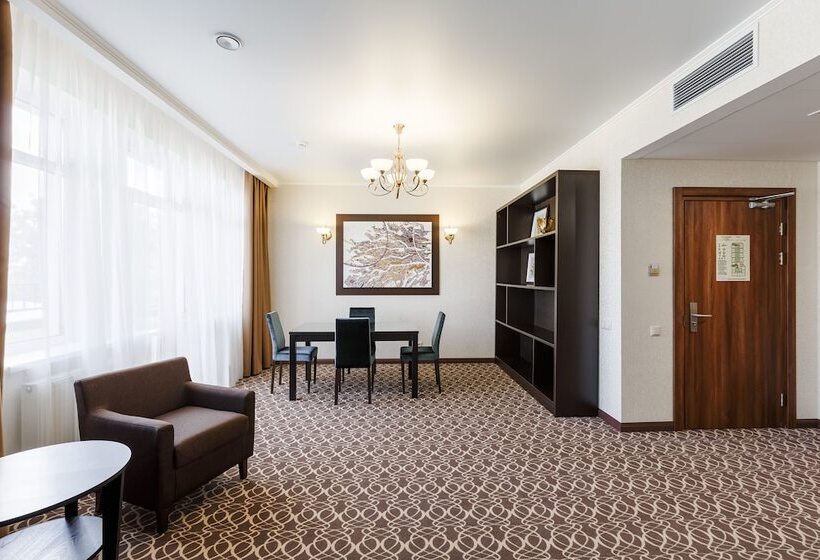 带阳台套房, Raymond