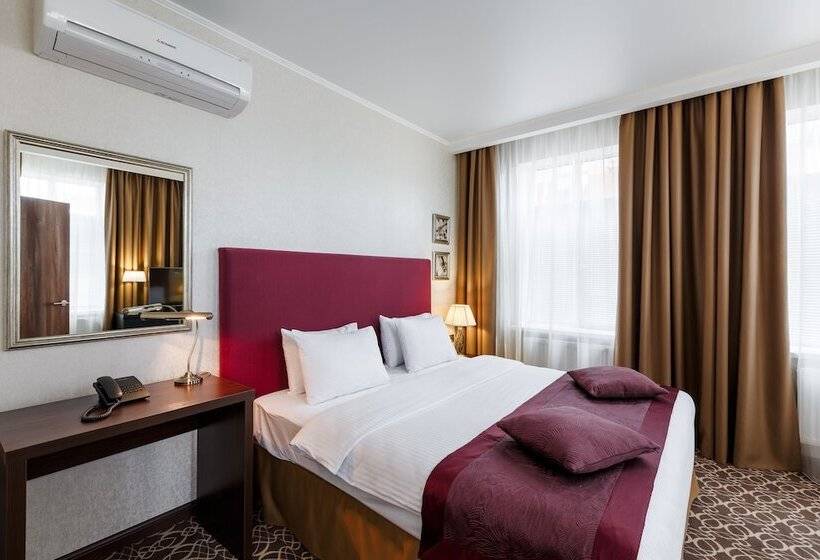 带阳台套房, Raymond