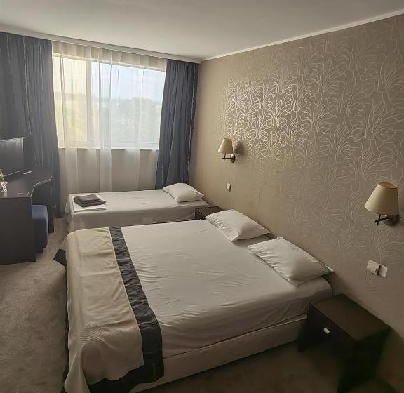 标准三人间, Rovno