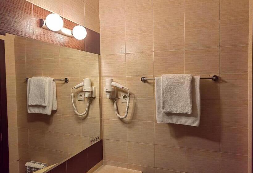 带河湖景观的套房, Rovno