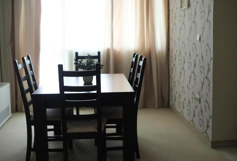 带河湖景观的套房, Rovno