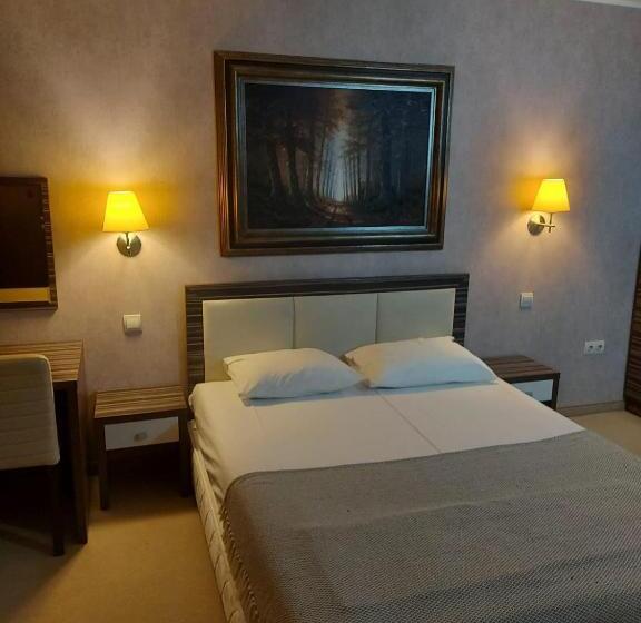 带河湖景观的套房, Rovno