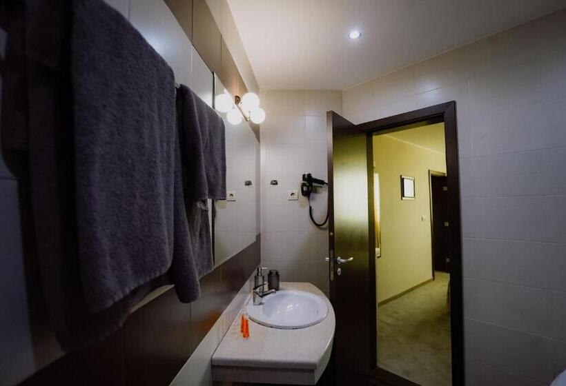 带河湖景观的套房, Rovno