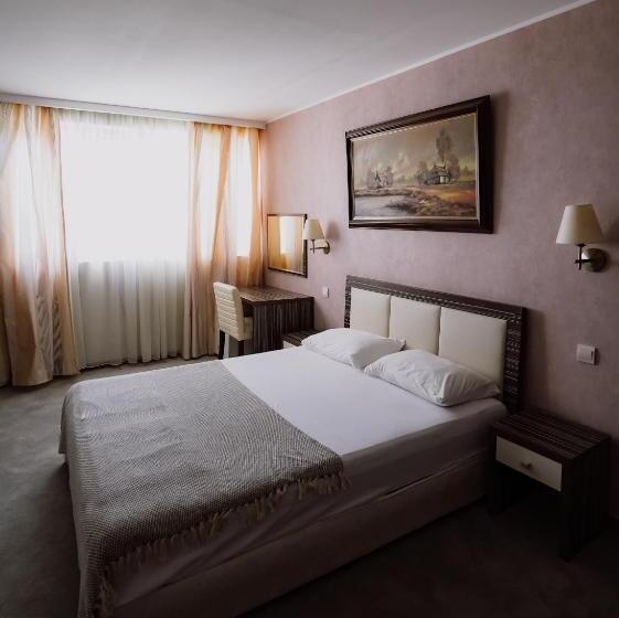 带河湖景观的套房, Rovno