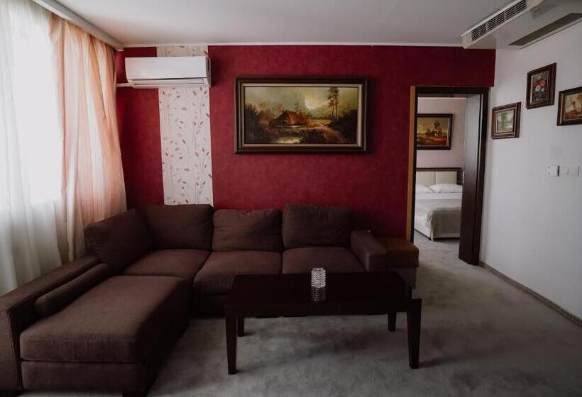 带河湖景观的套房, Rovno