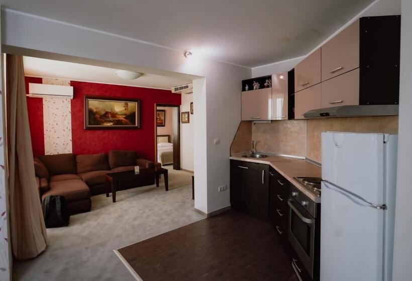 带河湖景观的套房, Rovno