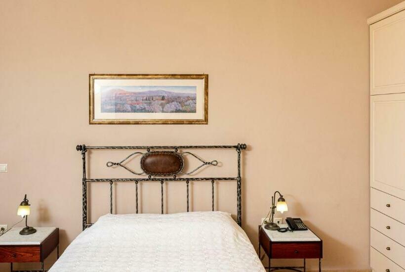 غرفة قياسية مطلّة علي الحديقة, Sourediko