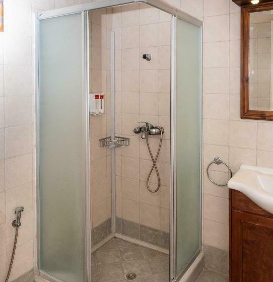 غرفة قياسية مطلّة علي الحديقة, Sourediko