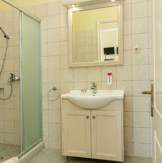 غرفة قياسية مطلّة علي الحديقة, Sourediko