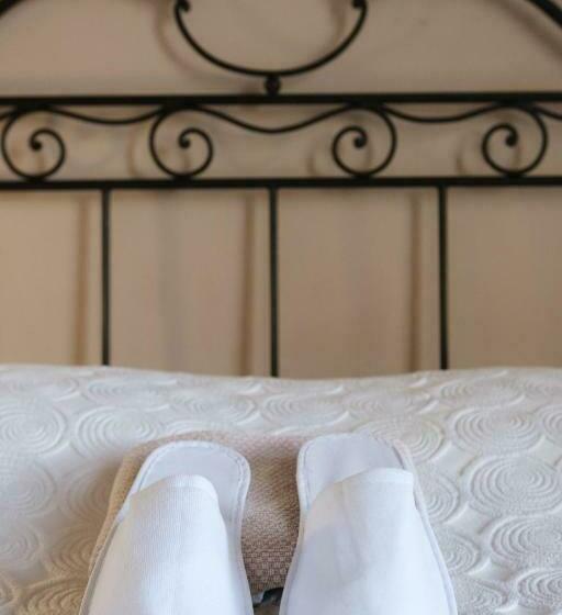 غرفة قياسية مطلّة علي الحديقة, Sourediko