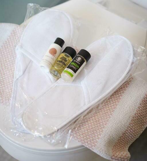 غرفة قياسية مطلّة علي الحديقة, Sourediko