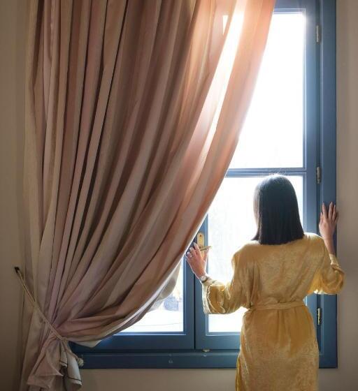 غرفة قياسية مطلّة علي الحديقة, Sourediko