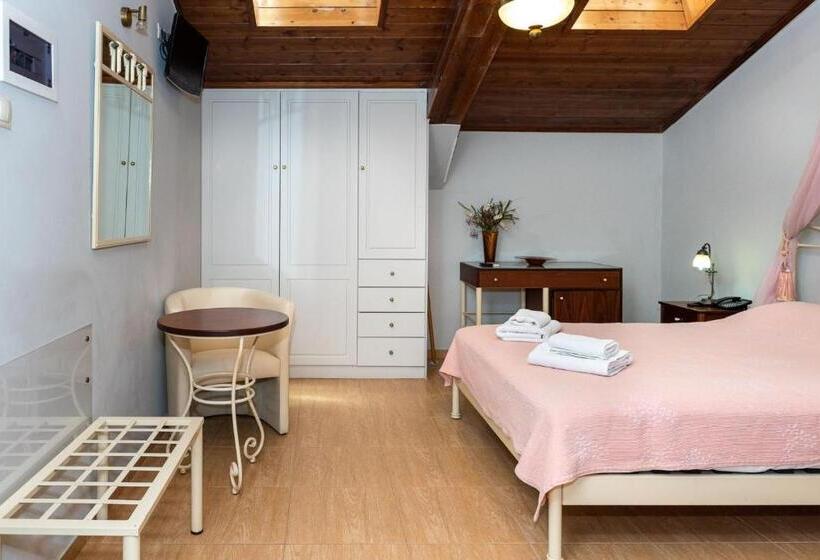 Economy Triple Room, Sourediko
