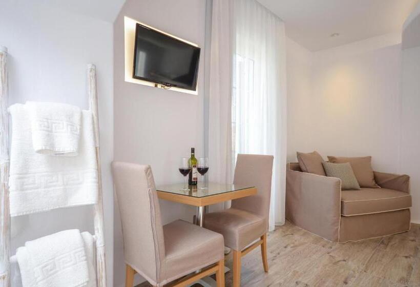 Apartamento 1 Dormitório com Sacada, Villa Adriana