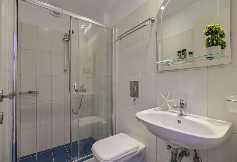 חדר סטנדרט לשלושה, Zeus