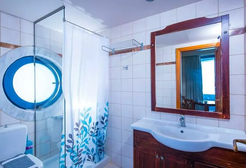 Studio Standard, Eleni Beach